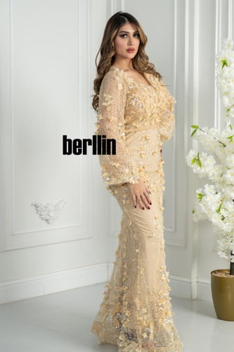 فستان سهرة بيج فاخر مطرّز ثلاثي الأبعاد بتصميم راق