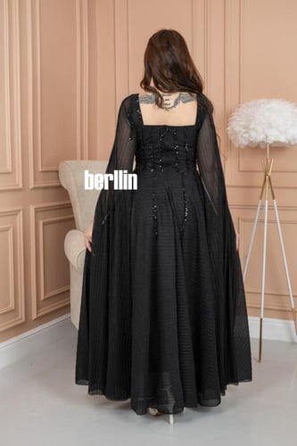 فستان سهرة لامع مزين بشك بأكمام كيب لون اسود