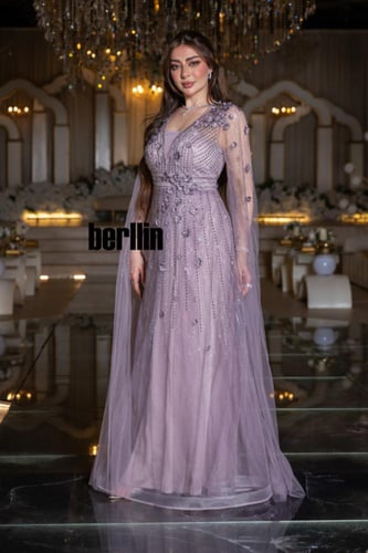 فستان سهرة بنفسجي بكاب تول مطرّز وزهور ثلاثية