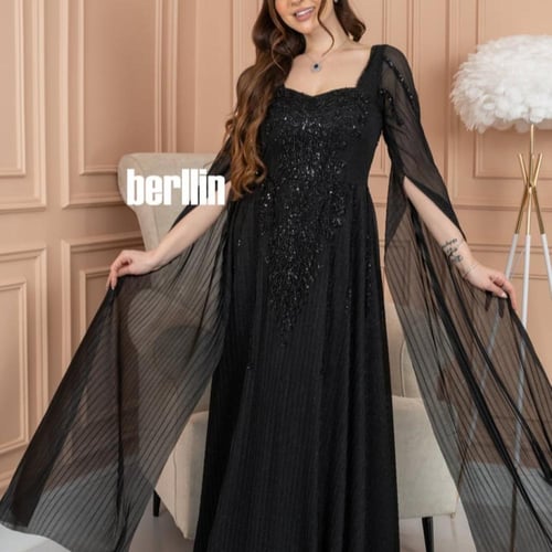 فستان سهرة لامع مزين بشك بأكمام كيب لون اسود