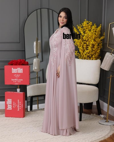 فستان سهرة مزين بشك بأكمام كيب لون لحمي