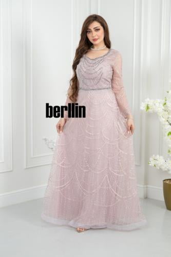 فستان سهرة وردي فاتح مطرز بأقواس خرز وحزام لامع