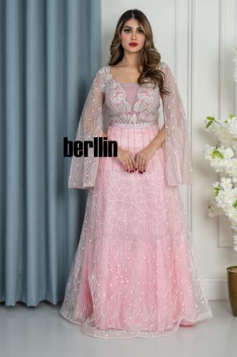 فستان سهرة وردي مطرز بالكامل باكمام شفافة طويلة وت...