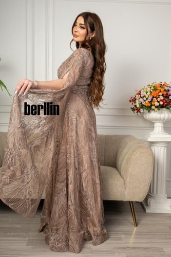 فستان سهرة مع تفاصيل كيب على الكتف وتطريز كامل لون...