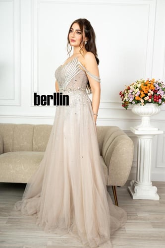 فستان سهرة طويل اوف وايت مميز بتطريز فخم لون بيج