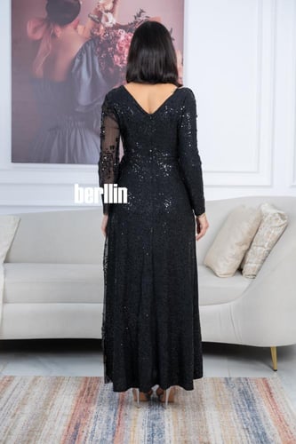 فستان أسود ترتر طويل بتطريز ترتر لامع ولمسات شفافة...
