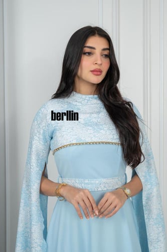 فستان ميدي بأكمام كيب مطرز لون سماوي