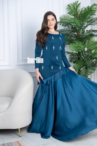 فستان بترولي طويل بتصميم أنيق مع تطريزات كرستال فا...