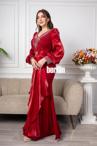 فستان سهرة طويل مميز بالفصوص لون احمر