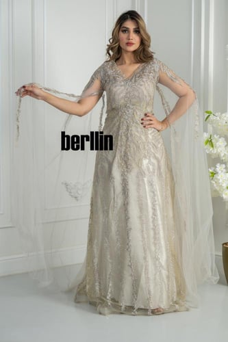 فستان سهرة ذهبي مطرز بالكامل مع كاب تول شفاف يمنح...