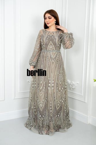 فستان سهرة بتصميم ملكي أنيق مزين بالتطريز اللامع و...