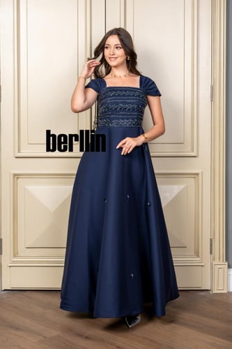 فستان طويل مطرز بياقة مربعة