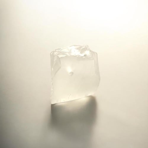 حجر زجاج غير منتظم مقصوص بالوان مختلفة