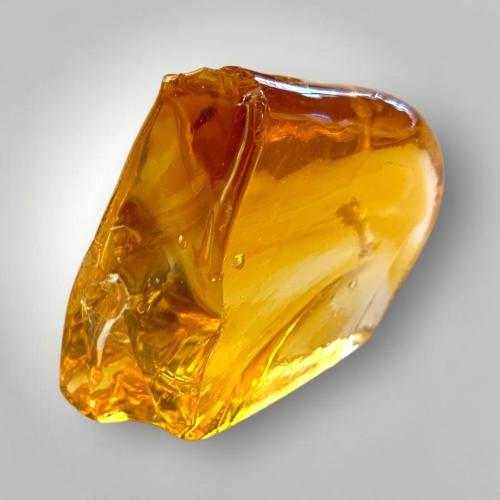 حجر زجاج غير منتظم مقصوص بالوان مختلفة