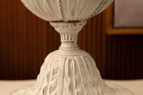 ابجورة كلاسيك وايتي مع غطاء كلاسيك