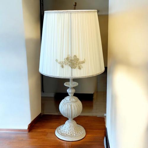 ابجورة كلاسيك وايتي مع غطاء كلاسيك