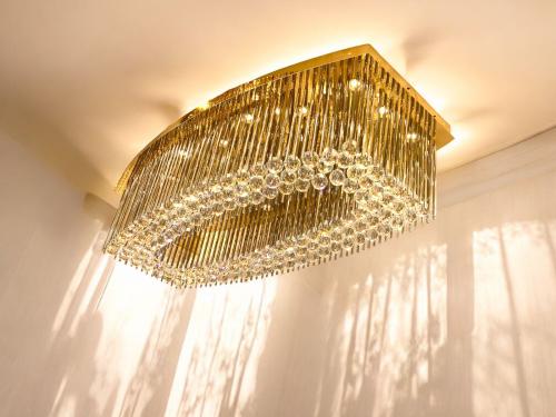 ثريا لاصق قاعدة ذهبي نيو كلاسيك مقاس 120 سم *60 سم