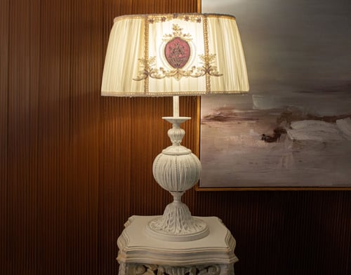 ابجورة كلاسيك وايتي مع غطاء كلاسيك