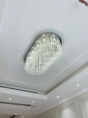 ثريه بيضاوي لاصق