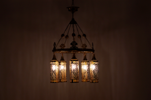 ثريه نحاسية طراز مغربي مع تعليقات اسطوانية