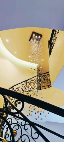 ثريا طويله تناسب الدرج مقاس 60 سم في 60 سم نزول 5...