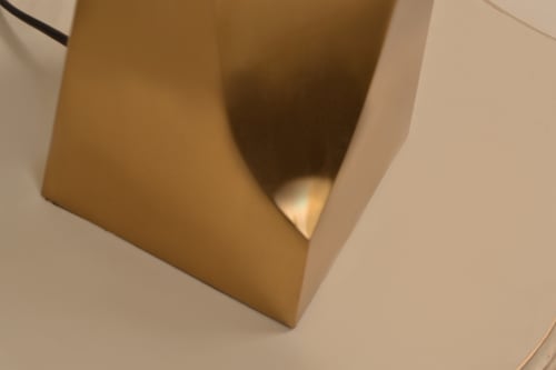 ابجورة لون ذهبي مع غطاء ابيض