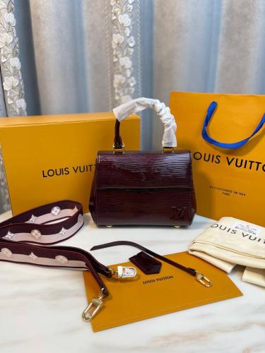 شنطه لويس جلد طبيعي