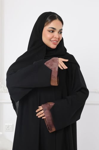 عباية سوداء شريط بني بالأكمام والأسفل