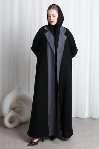 عباية سوداء ياقة رمادي مقلم