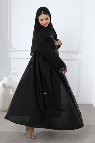 عباية ياقة واكمام مطرزة بفتحة مثلثة