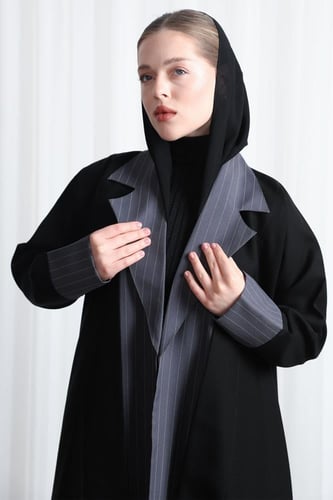 عباية سوداء ياقة رمادي مقلم