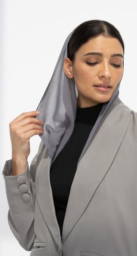 عباية بـ تصميم بليزر رمادي