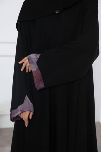 عباية سوداء شريط بنفسجي بالأكمام والأسفل