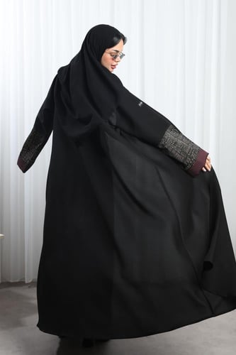 عباية سوداء أكمام عنابي ونقوش