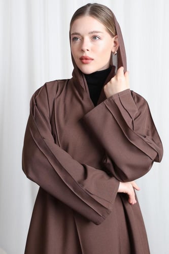 عباية بني قيطان بارز من الأكمام والأمام والخلف