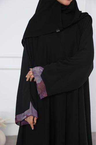 عباية سوداء شريط بنفسجي بالأكمام والأسفل