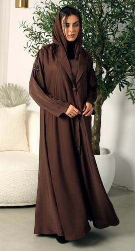 عباية بني حرير بارد ياقة مقفلة عند الصدر