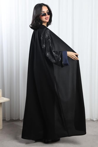 عباية سوداء أكمام نقوش وأطراف كحلية