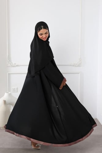 عباية سوداء شريط بني بالأكمام والأسفل