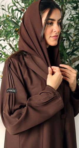 عباية بني حرير بارد ياقة مقفلة عند الصدر