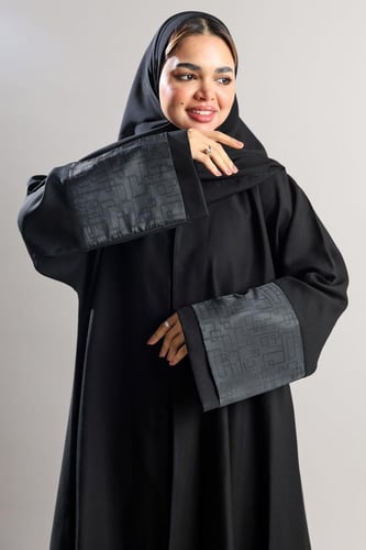 عباية سوداء أكمام جاكار مربعات لامعة