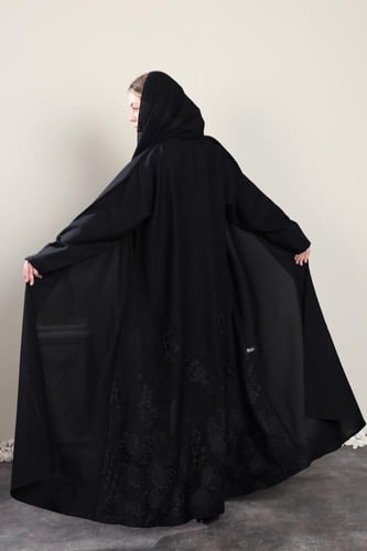 عباية سوداء تطريز أسود من الخلف