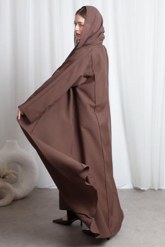 عباية بني قيطان بارز من الأكمام والأمام والخلف