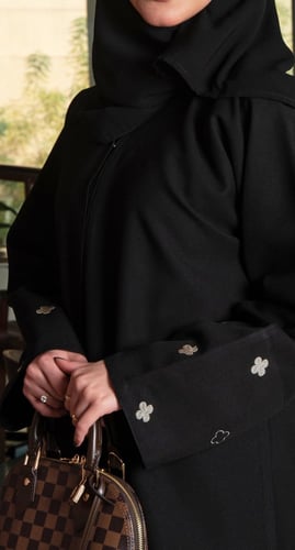 عباية سوداء تطريز ذهبي بالأكمام