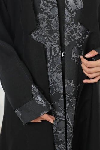 عباية ياقة واكمام مطرزة بفتحة مثلثة