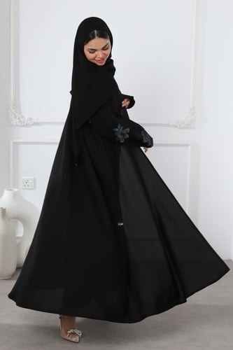 عباية سوداء أكمام مثلثة ورد رمادي