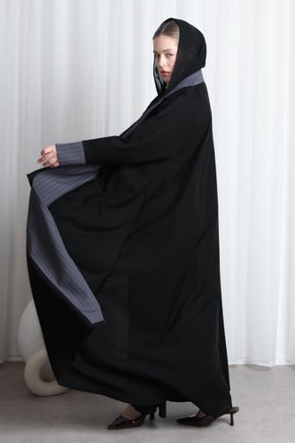 عباية سوداء ياقة رمادي مقلم