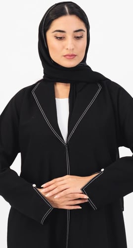 عباية بتطريز ودبوس بالأكمام