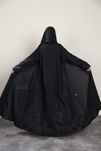 عباية سوداء تطريز أسود من الخلف