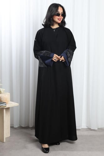 عباية سوداء أكمام مفتوحة كحلية ونقوش